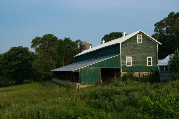 Velho Celeiro Verde Campo Millbrook Illinois Eua — Fotografia de Stock