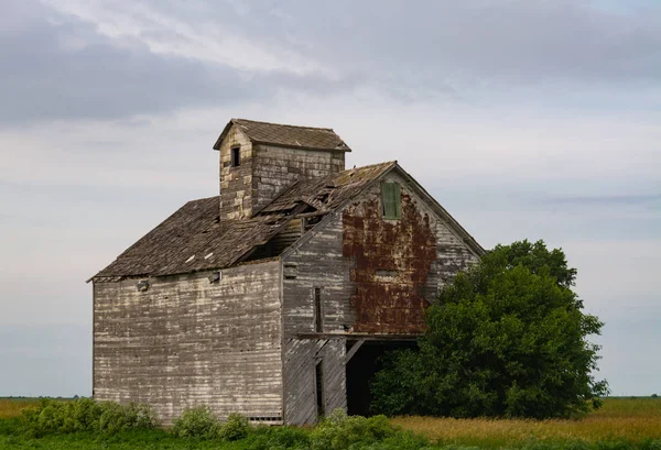 Eski ahşap ahır olarak yağmur bulutları kırsal merkezi Illinois başlatmak rulo. LaSalle County, Illinois, ABD