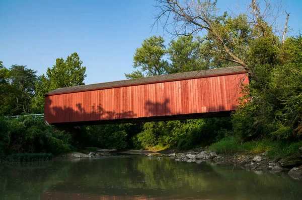 Puente Cubierto Rojo Extiende Sobre Agua Una Tarde Verano Princeton — Foto de Stock