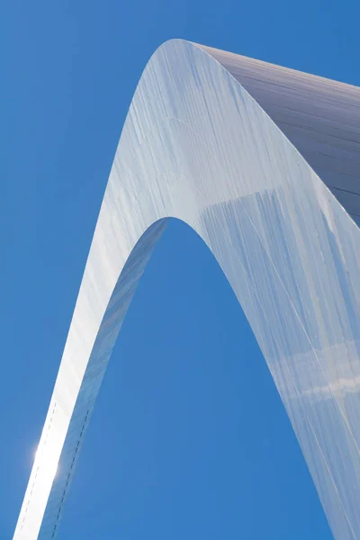 Αφηρημένη Θέα Του Gateway Arch Λαμπερά Μπλε Ουρανό Στο Παρασκήνιο — Φωτογραφία Αρχείου