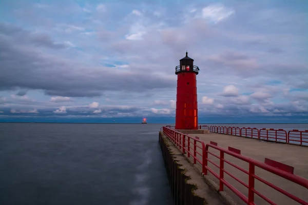 Faro Milwaukee Pier Head Mientras Sol Pone Lluvia Pasa Milwaukee — Foto de Stock