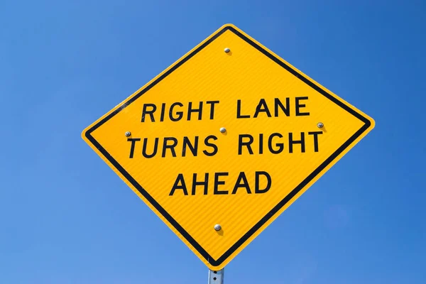 カリフォルニア州で 右車線になります右先 の道路標識の背景青空します — ストック写真