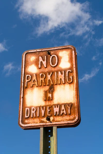 Arrugginito Cartello Stradale Parking Driveway Alla Luce Del Pomeriggio — Foto Stock