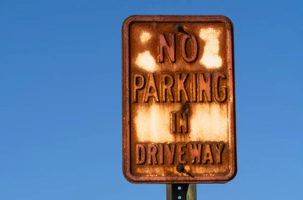 Rezavé Zákaz Parkování Příjezdové Cestě Značení Odpoledním Světle — Stock fotografie