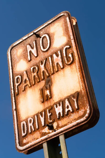 Arrugginito Cartello Stradale Parking Driveway Alla Luce Del Pomeriggio — Foto Stock