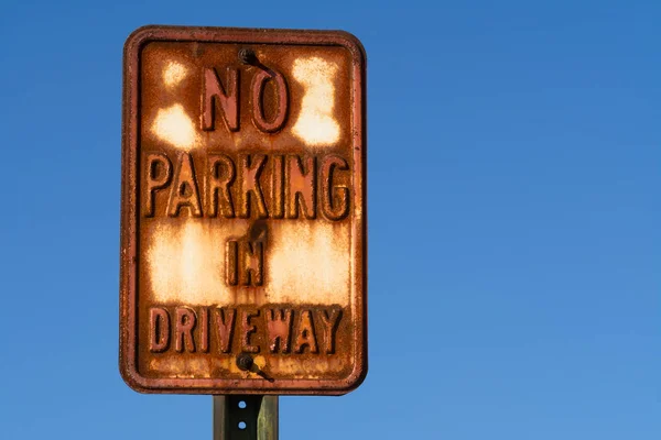 Rezavé Zákaz Parkování Příjezdové Cestě Značení Odpoledním Světle — Stock fotografie