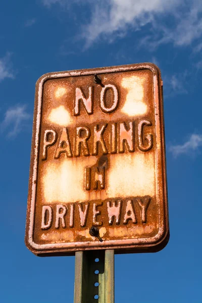 Straatnaambord Van Het Roestige Geen Parkeergelegenheid Oprit Middag Licht — Stockfoto