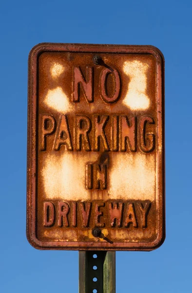 Straatnaambord Van Het Roestige Geen Parkeergelegenheid Oprit Middag Licht — Stockfoto