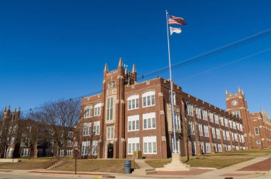 Lasalle, dış / Peru İlçesi lise arka planda parlak mavi gökyüzü ile. LaSalle / Peru, Illinois, ABD..