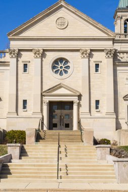 Kraliçe kutsal tespih Memorial Church Of güzel bir bahar öğleden sonra girişi. LaSalle, Illinois, ABD.
