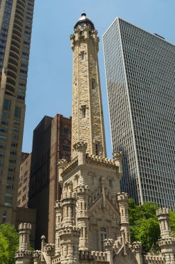 Chicago Avenue Water Tower ve pompa istasyonu şehir merkezinde arka plan ile. Chicago, Illinois, ABD..