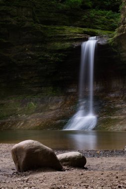 Art arda sıralı Falls güneş ışığı olarak bir bahar sabahı Kanyon içine geliyor. Matthiessen State Park, Illinois, ABD