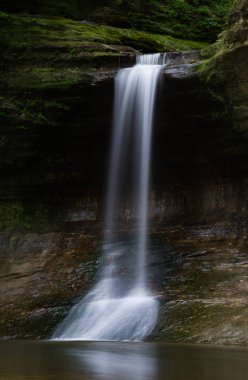 Art arda sıralı Falls güneş ışığı olarak bir bahar sabahı Kanyon içine geliyor. Matthiessen State Park, Illinois, ABD