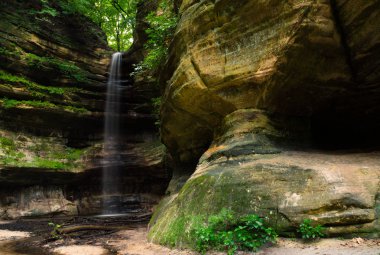 Kanyon duvarları ve cascade sabah yaz yağmuru St. Louis Kanyon sonra. Aç Rock State Park, Illinois, ABD.