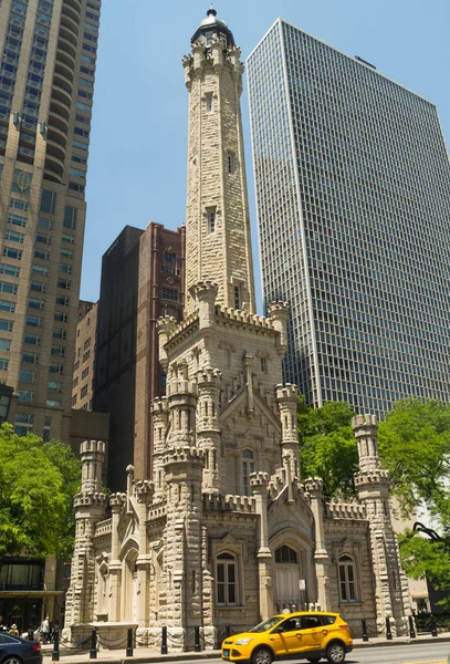 Chicago Avenue Water Tower ve pompa istasyonu şehir merkezinde arka plan ile. Chicago, Illinois, ABD..