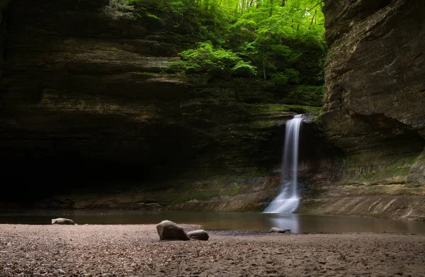 Art arda sıralı Falls güneş ışığı olarak bir bahar sabahı Kanyon içine geliyor. Matthiessen State Park, Illinois, ABD