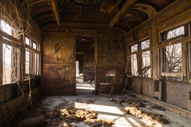 Paslı eski model raylı araba ile doğal ışık pencerelerden gelen iç.  