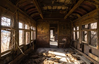 Paslı eski model raylı araba ile doğal ışık pencerelerden gelen iç.  