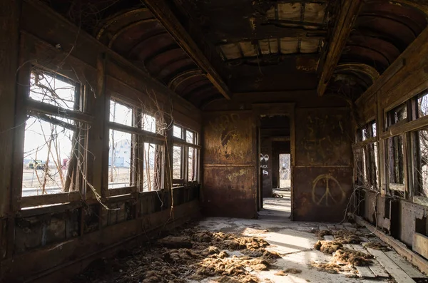 Paslı eski model raylı araba ile doğal ışık pencerelerden gelen iç.  