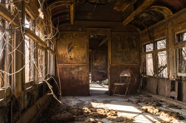 Paslı eski model raylı araba ile doğal ışık pencerelerden gelen iç.  