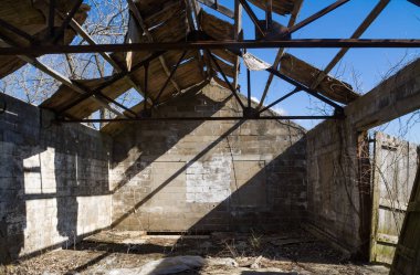 Terkedilmiş fabrikada yapısı kırık.