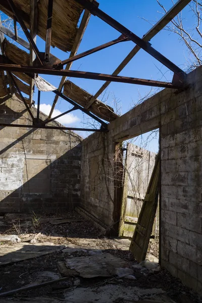 Terkedilmiş fabrikada yapısı kırık.