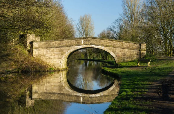 Yansımalar eski taş köprüde Leeds / Liverpool canal. İngiltere / İngiltere.