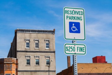 Arka plan mavi gökyüzü ile 