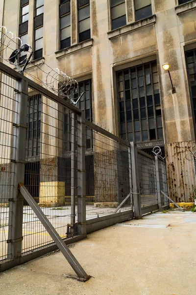 Portão Metal Industrial Com Edifício Abandonado Fundo Chicago Illinois Eua — Fotografia de Stock