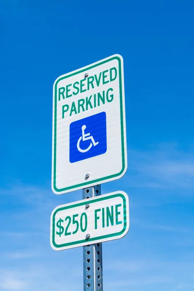 Letrero Aparcamiento Reservado Para Discapacitados Con Cielos Azules Fondo —  Fotos de Stock