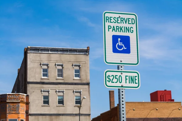 Arka plan mavi gökyüzü ile 