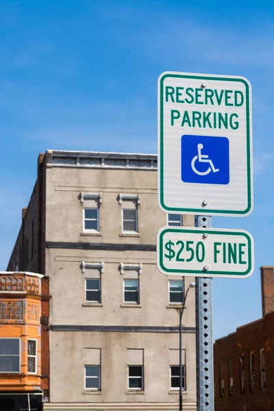 Arka plan mavi gökyüzü ile 