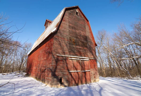 冬の間に森の中の古い赤い納屋 — ストック写真