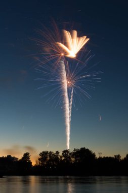Illinois Nehri 4 Temmuz tarihinde çeşitli renkli havai fişek. Ottawa, Illinois, ABD