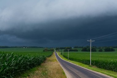 Gelen fırtına bulutları yol ile kırsal kırsal gidiyor ile. Büro County, Illinois, ABD