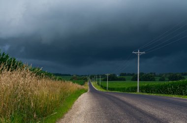 Gelen fırtına bulutları yol ile kırsal kırsal gidiyor ile. Büro County, Illinois, ABD