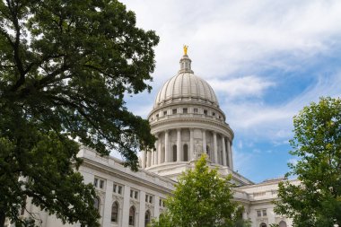 Wisconsin Eyaleti Meclis Binası mavi gökyüzü ve bulutlar arka planda bina. Madison, Wisconsin, ABD