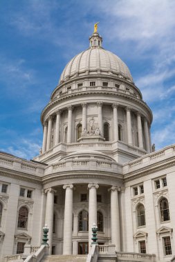 Wisconsin Eyaleti Meclis Binası mavi gökyüzü ve bulutlar arka planda bina. Madison, Wisconsin, ABD