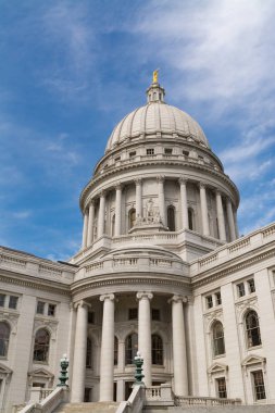 Wisconsin Eyaleti Meclis Binası mavi gökyüzü ve bulutlar arka planda bina. Madison, Wisconsin, ABD