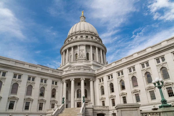 Wisconsin Eyaleti Meclis Binası Mavi Gökyüzü Bulutlar Arka Planda Bina — Stok fotoğraf