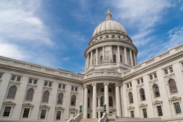 Wisconsin State Capitol Edifício Com Céu Azul Nuvens Fundo Madison — Fotografia de Stock