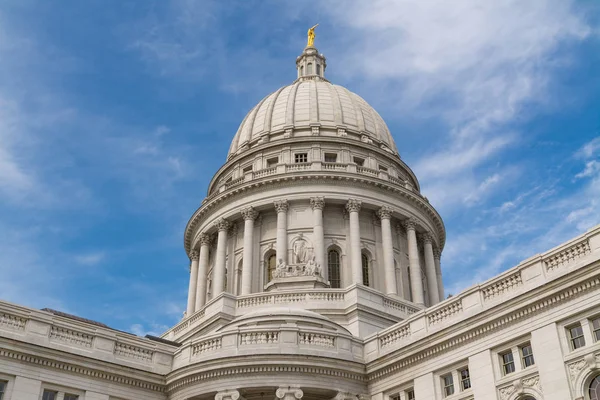 Wisconsin State Capitol Edifício Com Céu Azul Nuvens Fundo Madison — Fotografia de Stock
