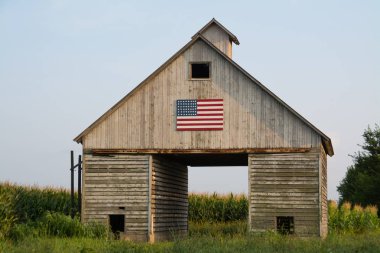 Midwest boyalı Amerikan bayrağı ile eski rustik ahırda. LaSalle, Illinois, ABD