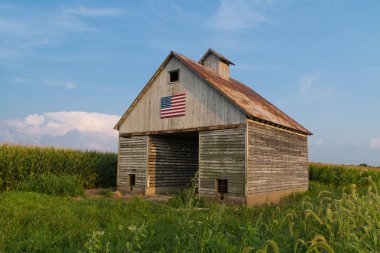 Midwest boyalı Amerikan bayrağı ile eski rustik ahırda. LaSalle, Illinois, ABD