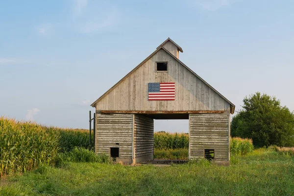Midwest boyalı Amerikan bayrağı ile eski rustik ahırda. LaSalle, Illinois, ABD
