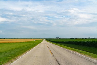 Kırsal iki şeritli otoyol tarım arazileri ile. LaSalle County, Illinois, ABD