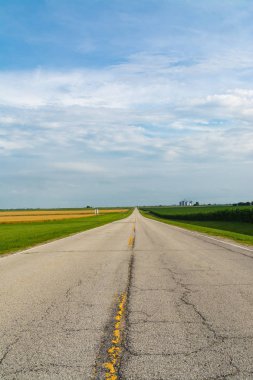 Kırsal iki şeritli otoyol tarım arazileri ile. LaSalle County, Illinois, ABD