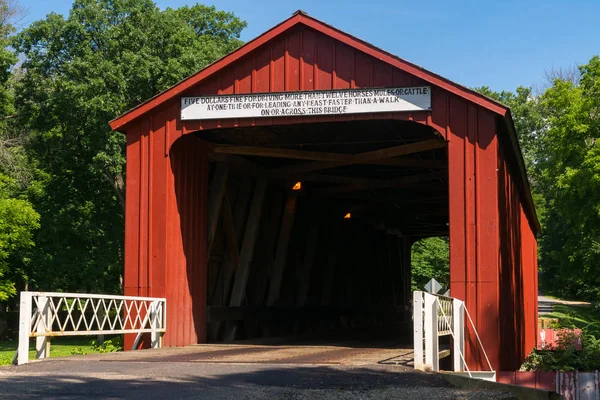 赤の屋根付き橋 イリノイ州最古の屋根付き橋は 1863 年に建てられました プリンストン イリノイ州 アメリカ合衆国 — ストック写真