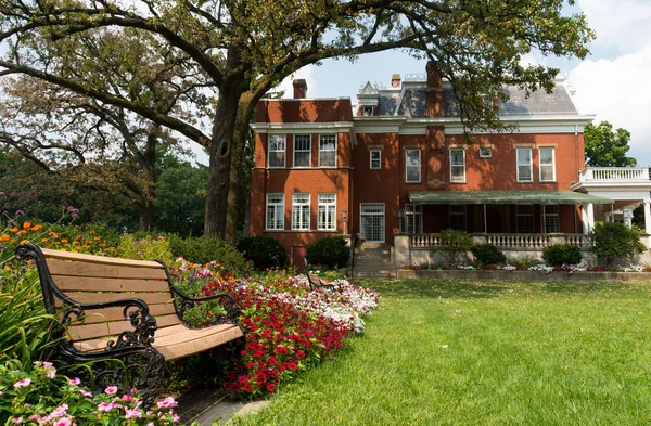 Banco Jardín Con Histórica Casa Ellwood Fondo Dekalb Illinois — Foto de Stock