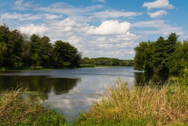 # Mavi gökyüzü ve bulutlar Dupage Nehri bir yaz sabahı. Channahon State Park, Illinois, ABD
